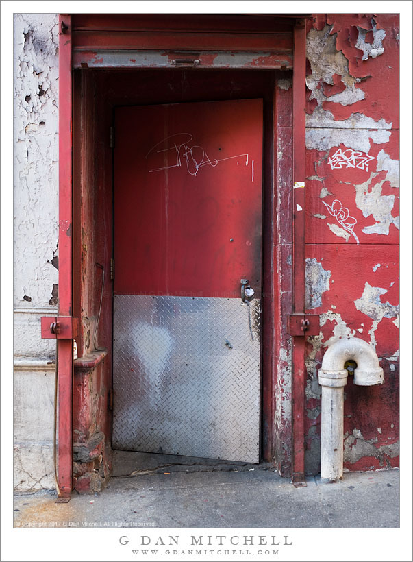 G Dan Mitchell Photograph: Red Door — Manhattan | G Dan Mitchell