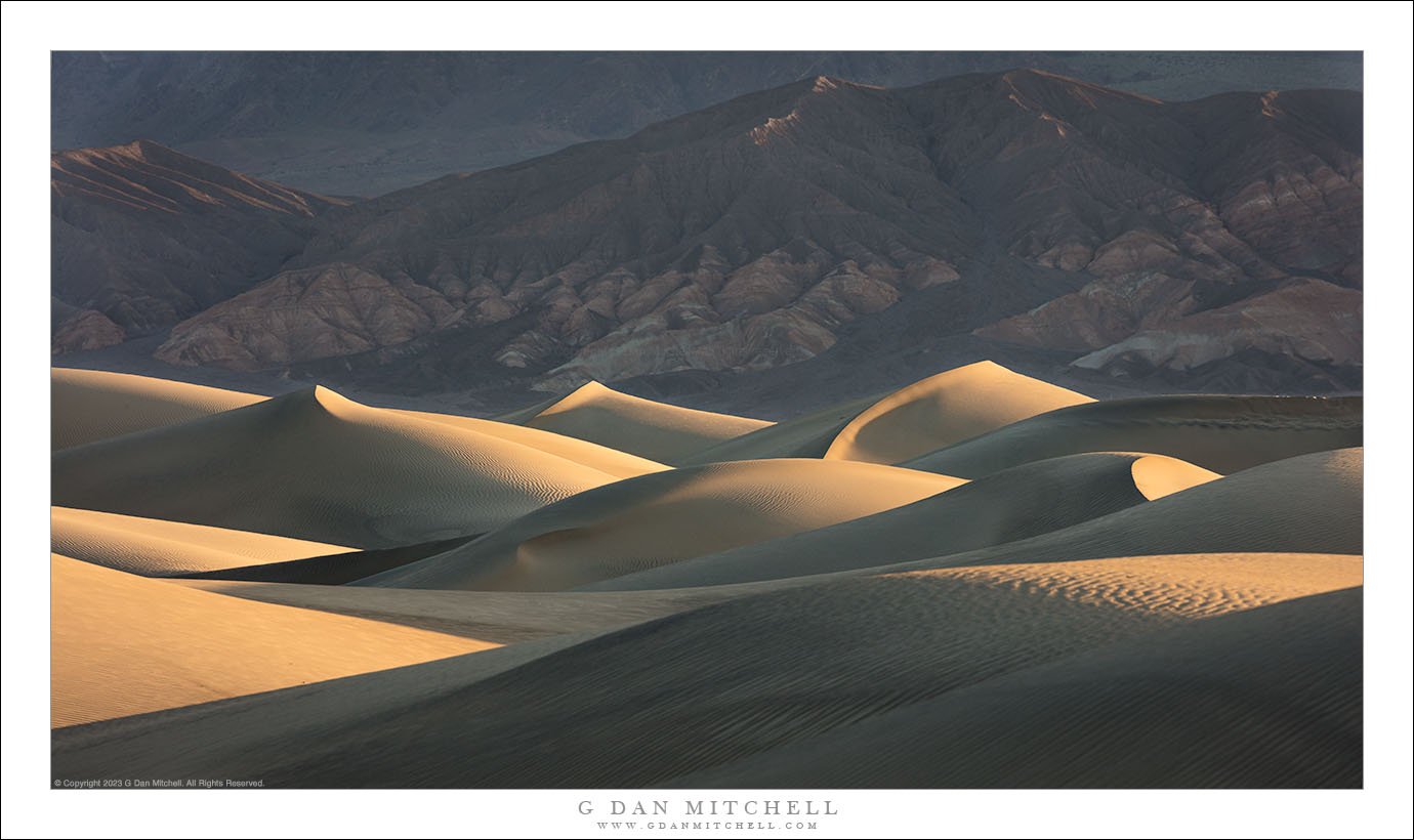Dunes du lever du soleil, montagnes du désert