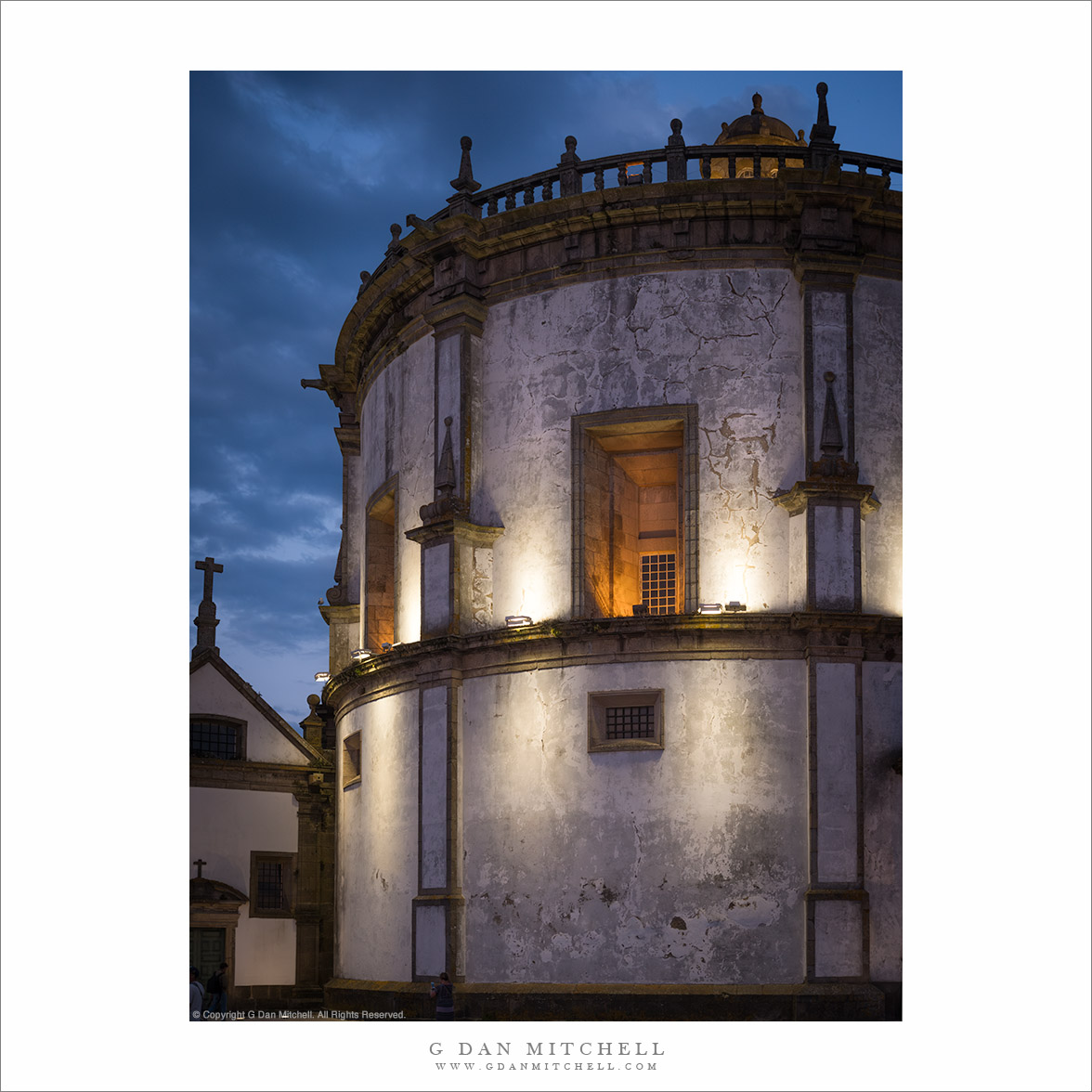 Mosteiro da Serra do Pilar, Night